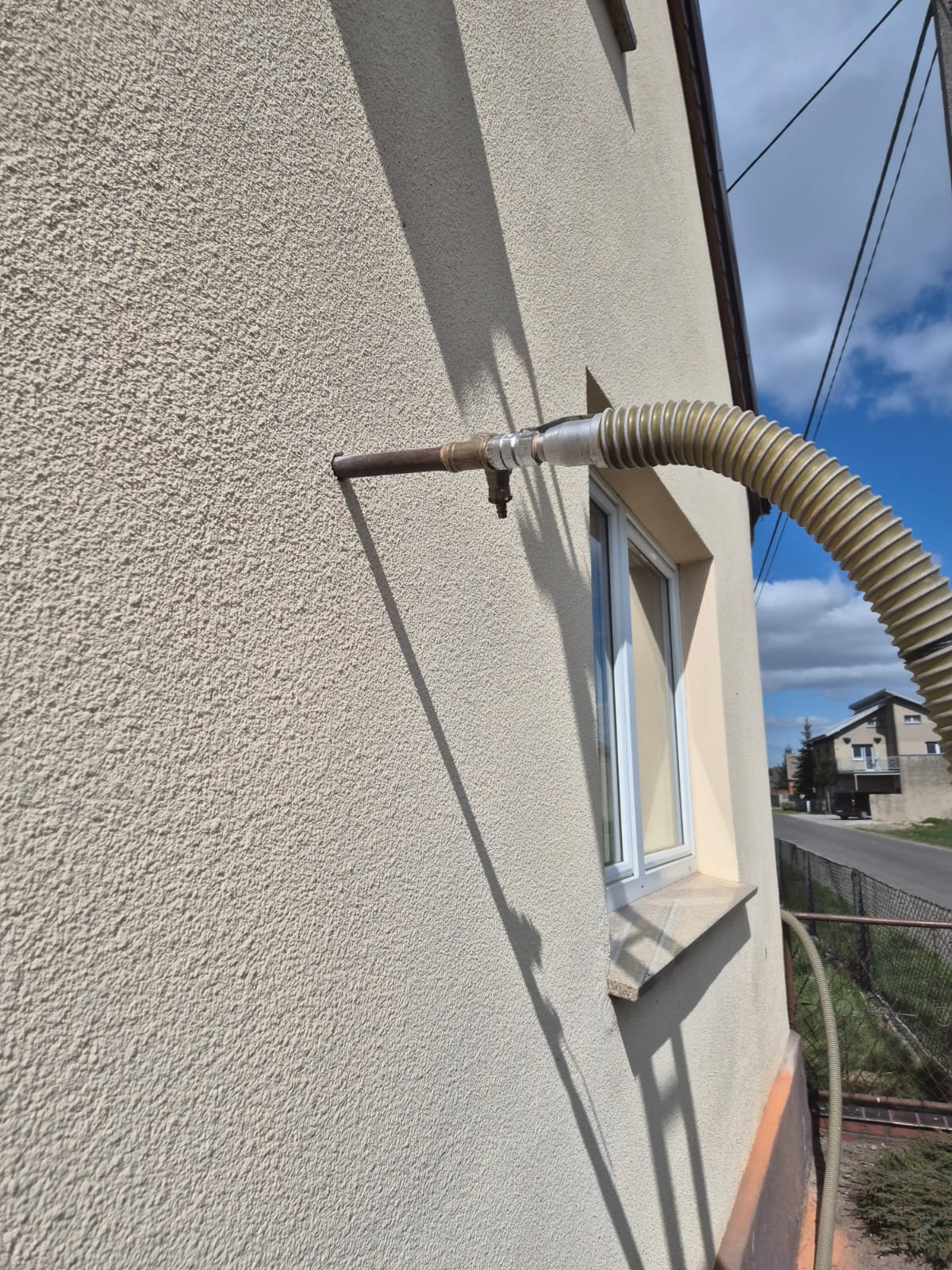 Wdmuchiwanie styropianu w mur Docieplenie ścian od wewnątrz