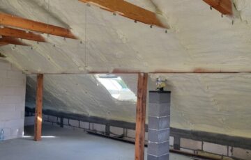 35% Większy Komfort Cieplny i Cisza w Domu Jednorodzinnym w Białej Podlaskiej Dla rodziny z Białej Podlaskiej wykonaliśmy ekologiczne ocieplenie poddasza celulozą. Efekt? 35% wzrost komfortu cieplnego oraz znaczna poprawa izolacji akustycznej, co przyniosło im większy spokój w codziennym życiu.