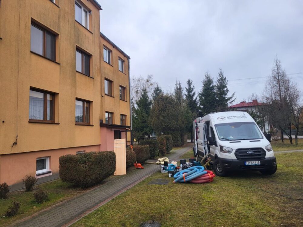 Ekipa Dragon PUR przygotowuje się do ocieplenia stropu