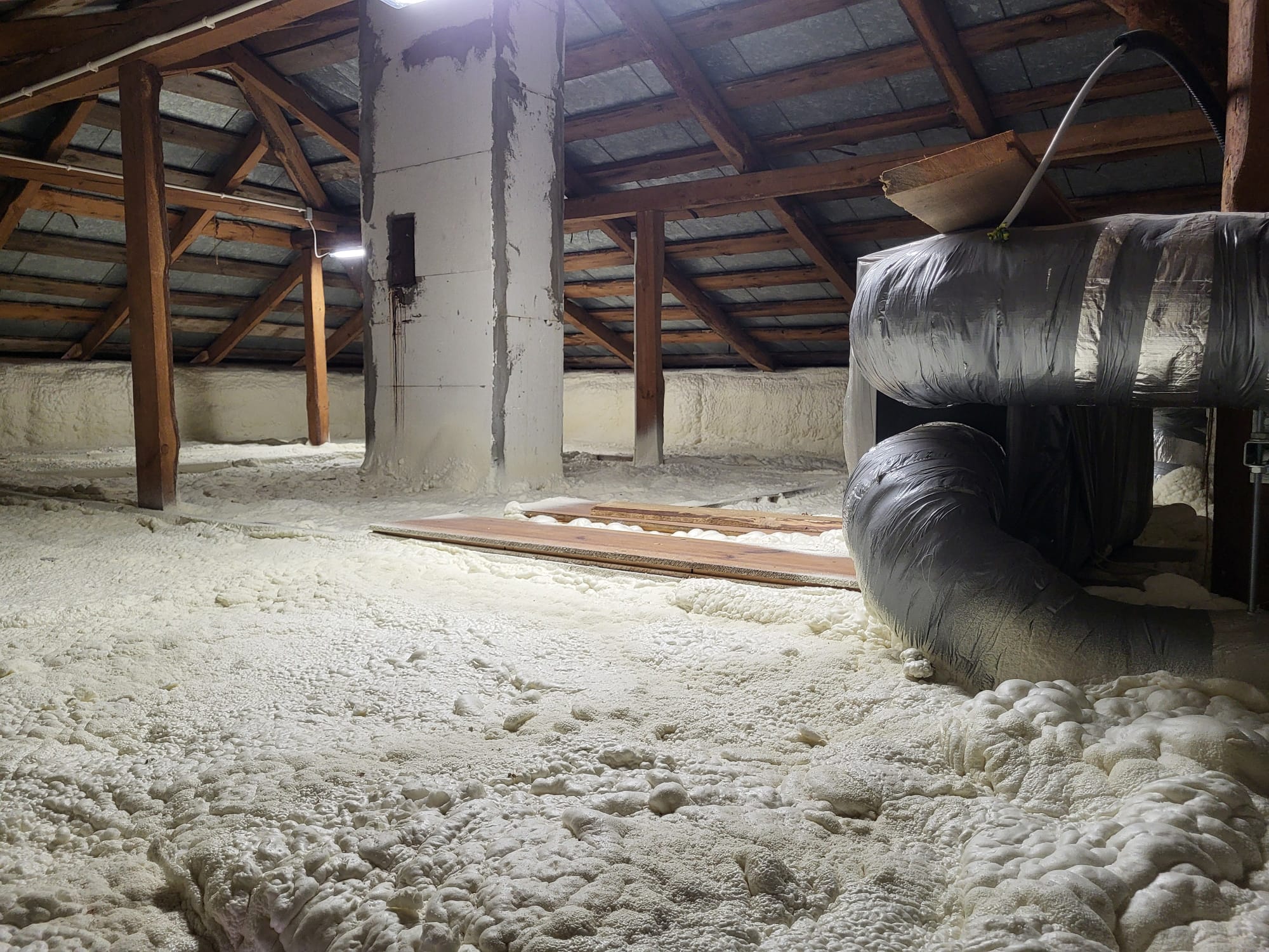 Ocieplenie stropu celulozą w ramach programu Czyste Powietrze wykonane przez Dragon Ocieplenia