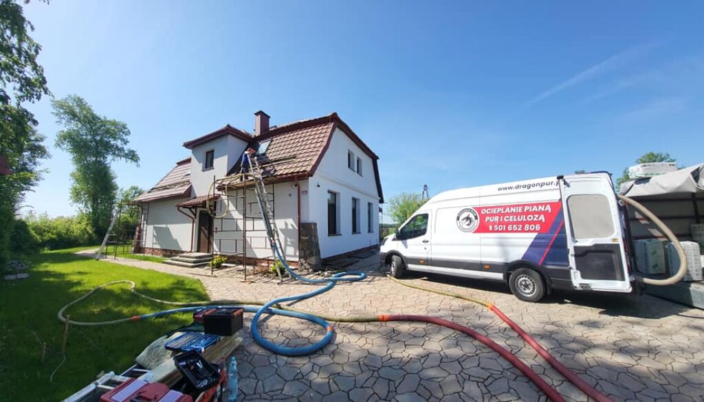 Koszt ocieplenia to rozbudowane zagadnienie, w którego skład wchodzi robocizna, sprzęt oraz wszelkie materiały