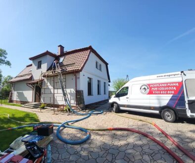 Koszt ocieplenia to rozbudowane zagadnienie, w którego skład wchodzi robocizna, sprzęt oraz wszelkie materiały