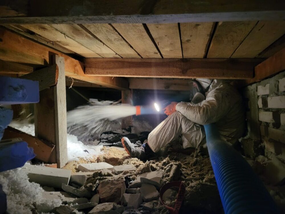 Ocieplenie stropu granulatem wełny Ocieplenie stropu granulatem wełny mineralnej URSA Pure Floc