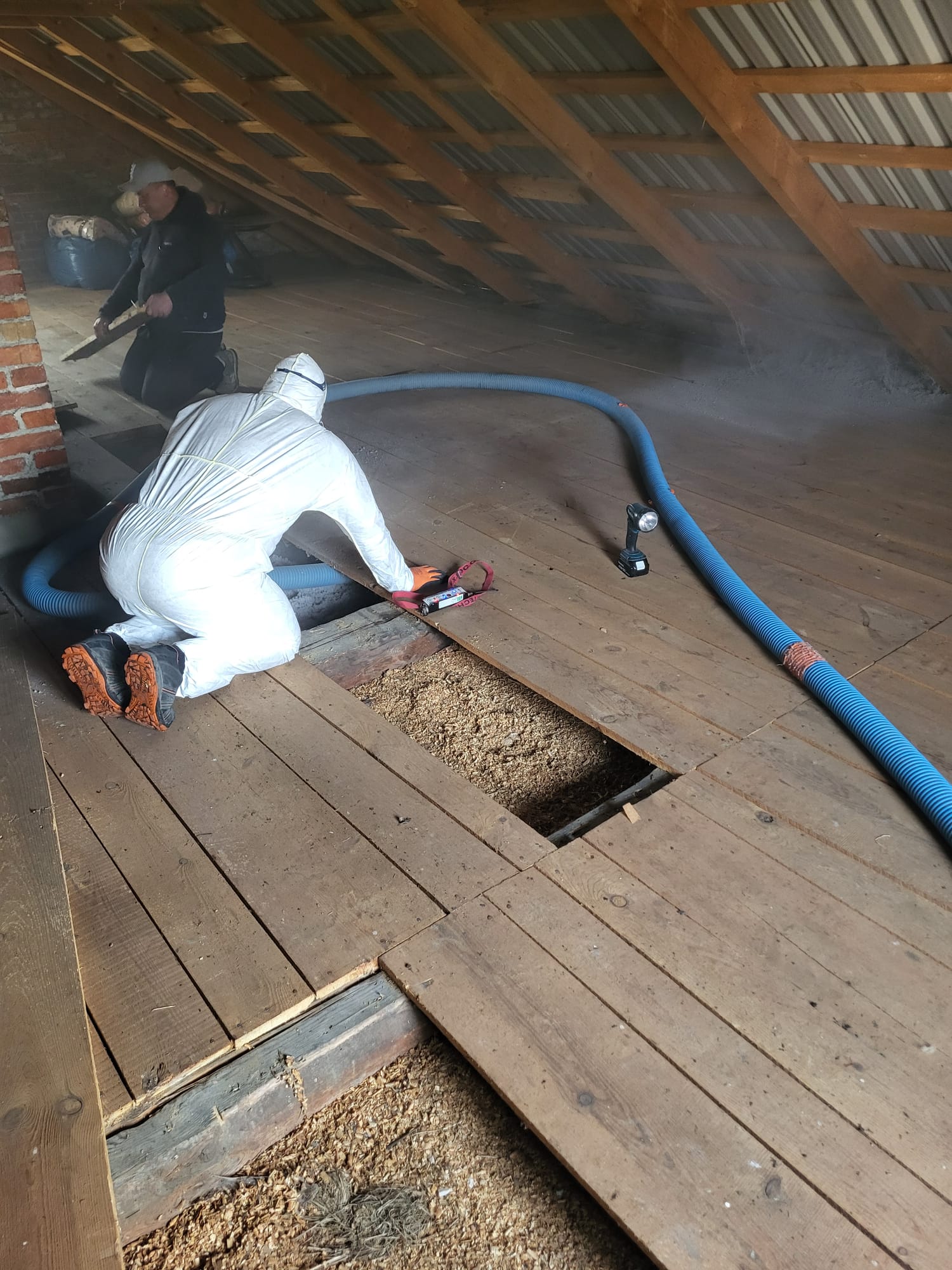 piana-pur-vs-celuloza-celuloza Celuloza idealnie wypełnia wąskie powierzchnie