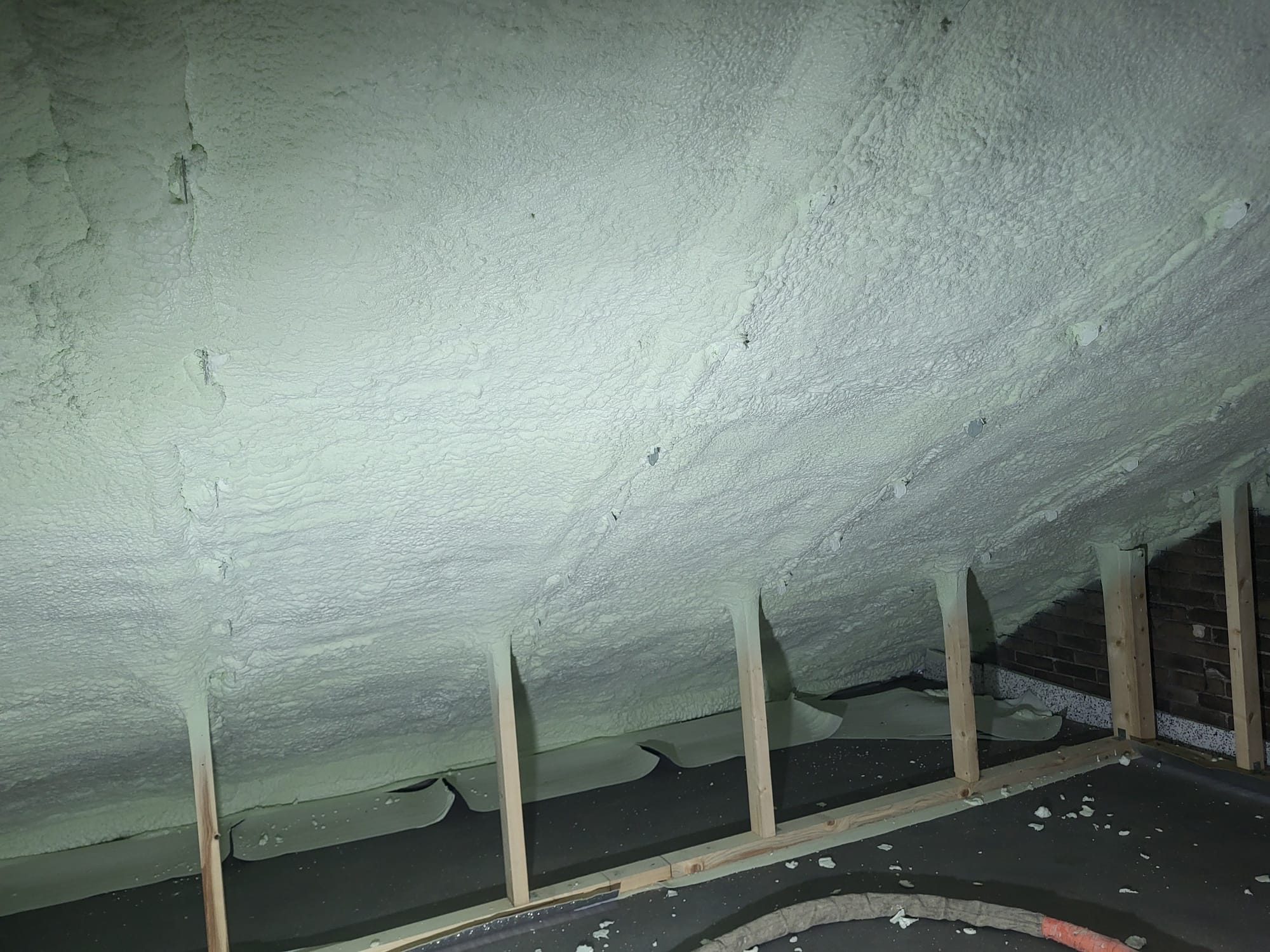 piana-pur-vs-celuloza-piana-pur-na-poddaszu Piana idealnie zasklepia poddasza